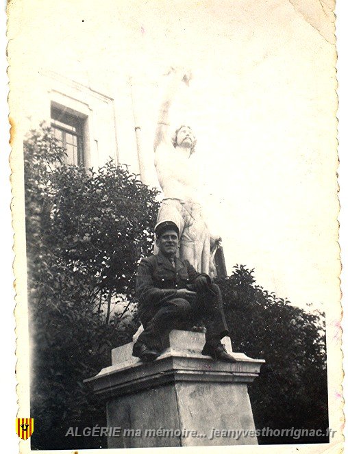 Adrien le 27 avril 1947 a Philippeville.jpg - Phillipeville, 27 avril 1947 pendant son stage de gendarme.